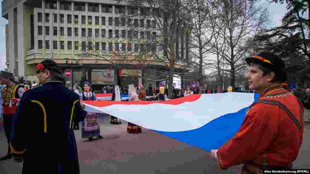 Учасники розгорнули біля будівлі підконтрольного Кремлю парламенту прапори Криму й Росії