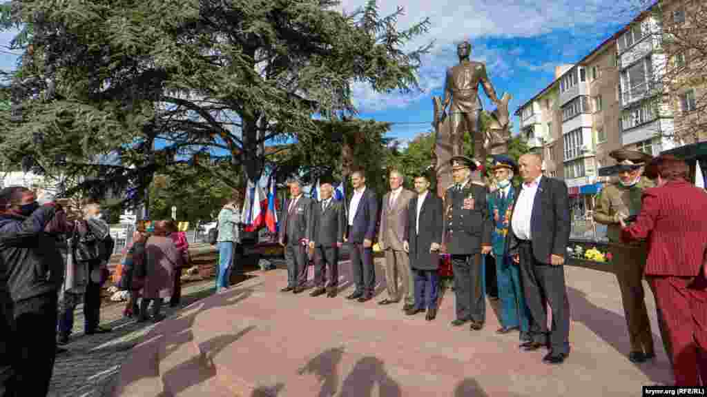 Російська влада позує на тлі нового пам&#39;ятника