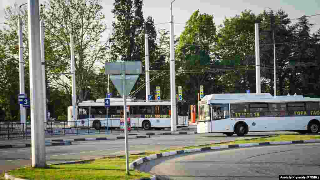 Деякі тролейбуси і електроавтобуси заїжджають у селище тільки в зворотному напрямку, по дорозі з нового терміналу