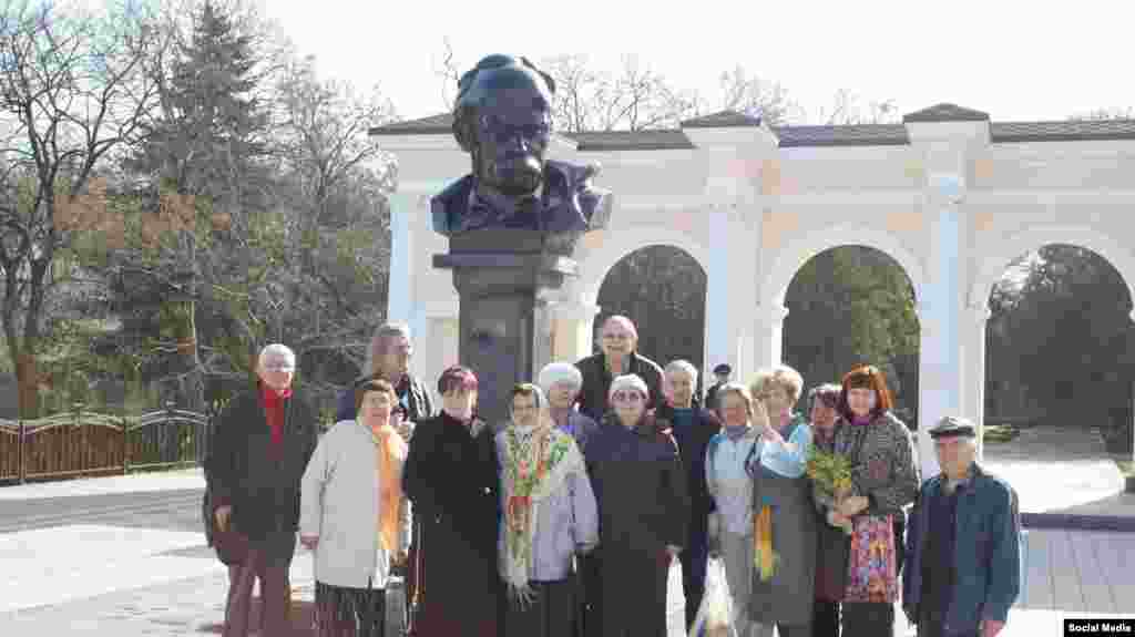 У 2016 році ні мітингу, ні прапорів, ні кульок помічено не було, тільки поліцейські машини чергували в кущах біля пам&#39;ятника Шевченку в Сімферополі. Офіційною причиною відмови в проведенні заходу від російської влади став режим надзвичайної ситуації, запроваджений на півострові через блекаут