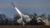 Реактивна артилерійська система HIMARS української армії веде вогонь поблизу лінії фронту на півночі Херсонської області