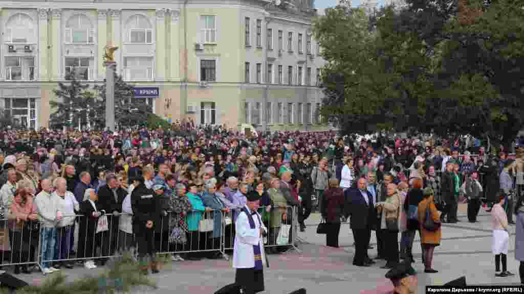 Пам&#39;ять загиблих ушанували хвилиною мовчання. Потім священнослужителі двох конфесій провели прощальний молебень. Першим прочитав молитву імам Керчі Марлен Аджаріпов, потім &ndash;&nbsp;митрополит Керченський і Феодосійський Платон