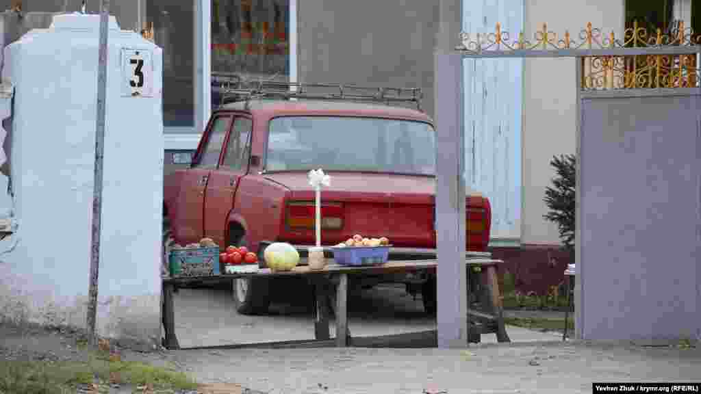 Саморобний прилавок з овочами у дворі приватного будинку