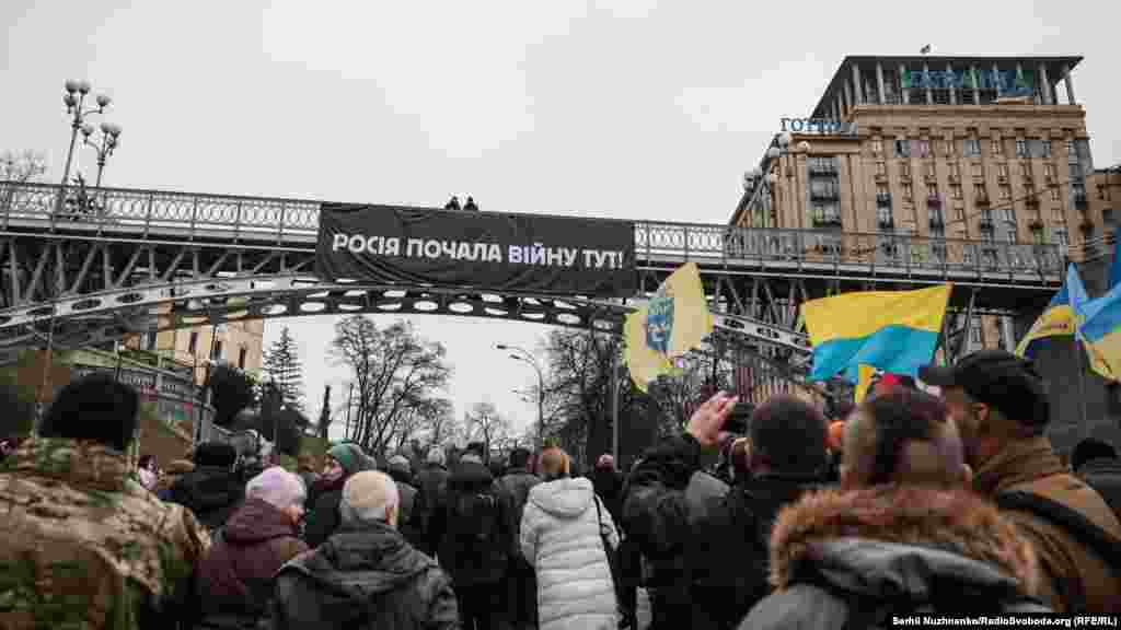 Банер &laquo;Росія почала війну тут!&raquo;, який активісти повісили на пішохідному мосту на Алеї Небесної Сотні в шосту річницю загибелі найбільшої кількості учасників Революції гідності. Київ, 20 лютого 2020 року