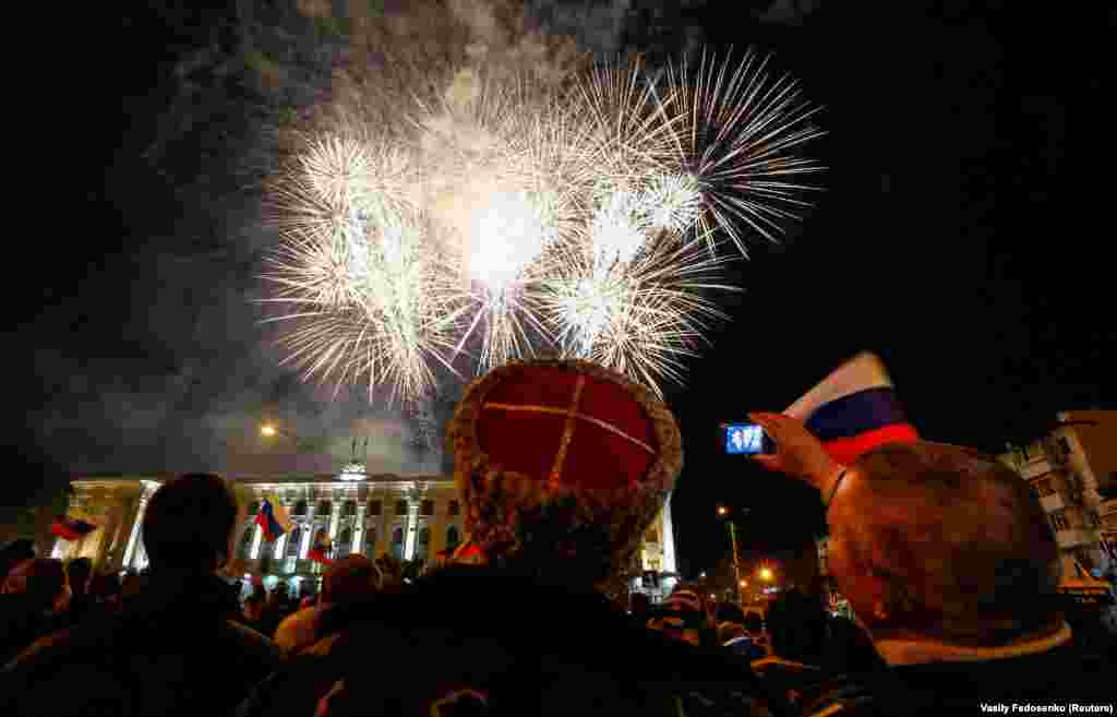 21 березня 2014 року, Сімферополь. Феєрверки над головною площею Сімферополя