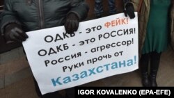 Плакат учасників акції протесту біля парламенту Киргизстану проти відправки до Казахстану киргизьких військових в рамках Організації договору про колективну безпеку (ОДКБ). Бішкек, 7 січня 2022 року 