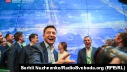 Володимир Зеленський і його команда радіють результатам екзит-полів у другому турі президентських виборів.Київ, 21 квітня 2019 року