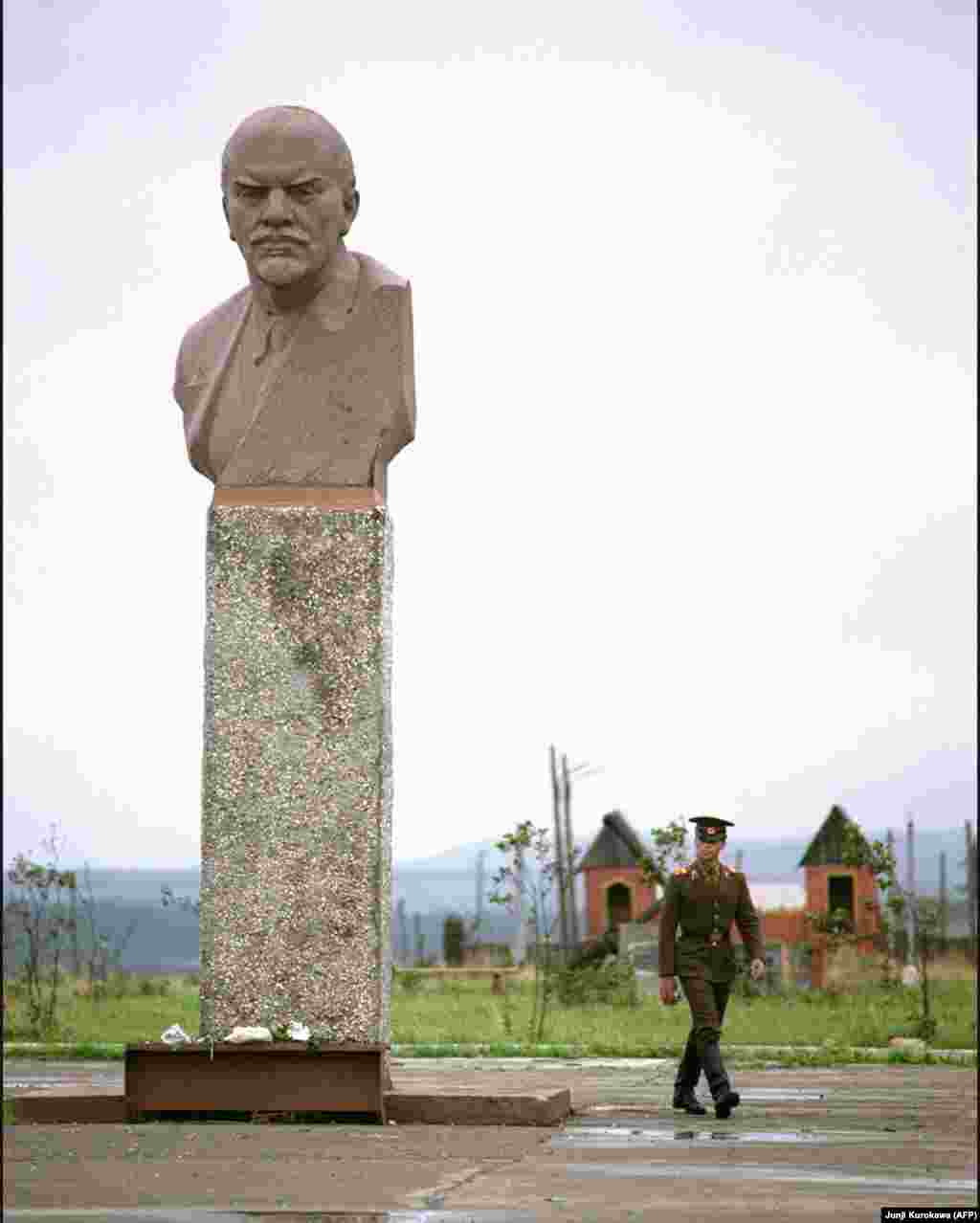 1989 рік. Радянський військовослужбовець на острові Кунашир. Незабаром після розпаду Радянського Союзу виникла ідея провести референдум із питання приналежності Курильських островів. Але від неї відмовилися