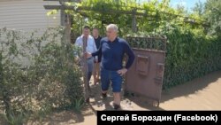 Сергій Аксенов у затопленому дворі Керчі під час повені, 18 червня 2021 року