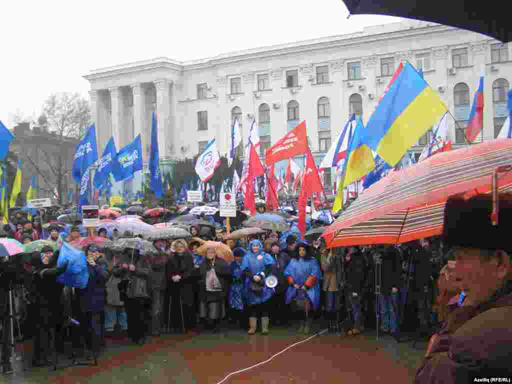 Під час мітингу Євромайдан-Крим на площу прийшли проросійські активісти. За словами координатора акції Андрія Щекуна, Партія регіонів вивела на площу бюджетників