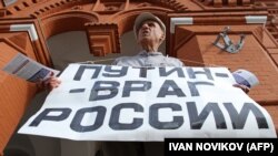 Російський громадський активіст Володимир Іонов на Красній площі у Москві (архівне фото)