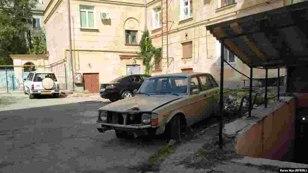 &laquo;Двір з фонтаном&raquo; виявився багатим на раритетні автомобілі &ndash; в протилежному його кутку розташувався ще один