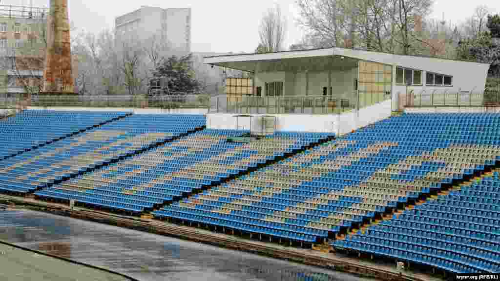 Перший чемпіон Незалежної України 1992 року, сімферопольська &laquo;Таврія&raquo;, проводила на цьому стадіоні домашні матчі в рамках чемпіонату України, Кубка країни і Єврокубків аж до травня 2014 року