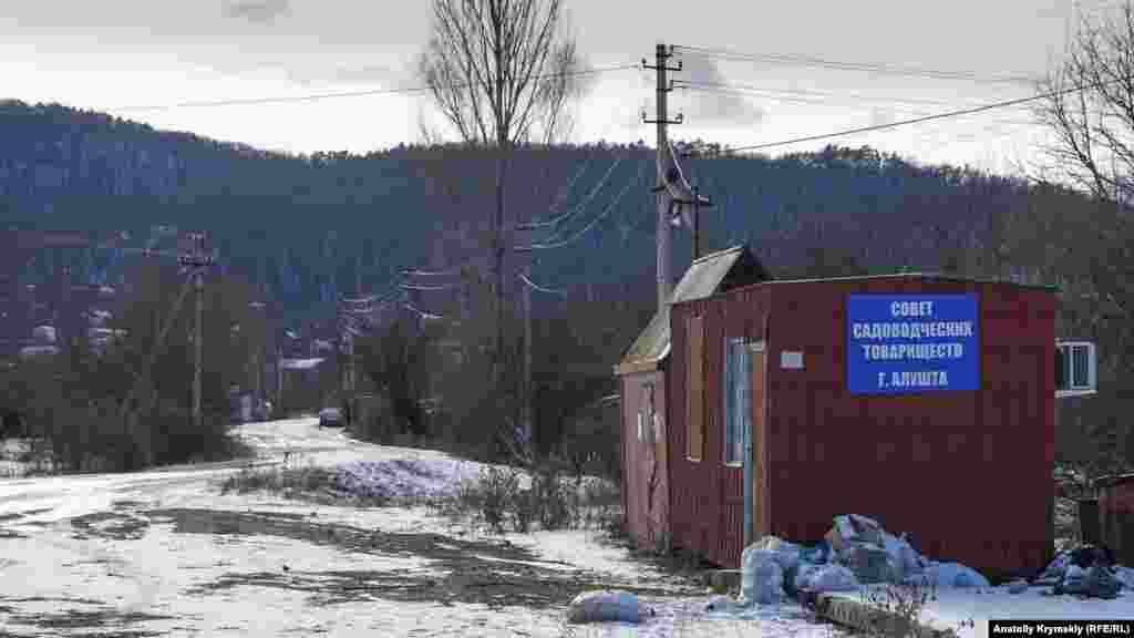 Садівники-аматори, по-старому&nbsp;&ndash; дачники, в основному з Алушти та Сімферополя