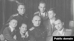 Петро Григоренко (ц) з родиною, 1955 рік